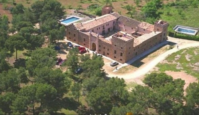 Castillo con piscina en plena Sierra Calderona