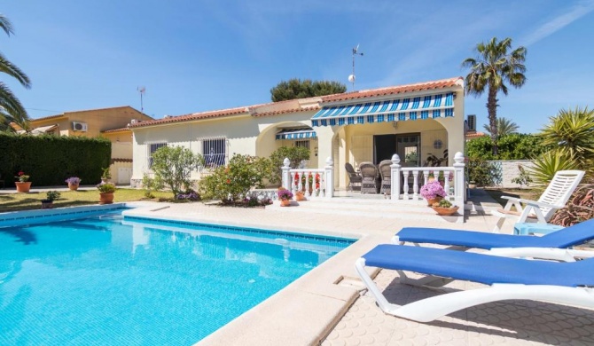 Charming one-floor villa with private pool in Los Balcones