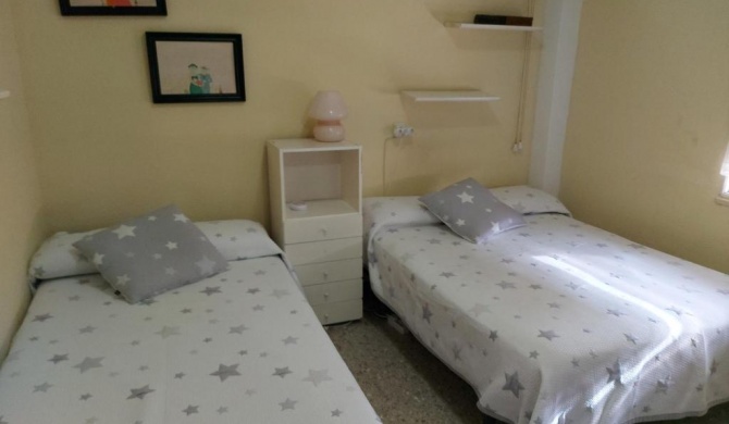 Habitación triple con aire acondicionado, cama de matrimonio y una de cuerpo y medio a kilómetro y pico de la playa