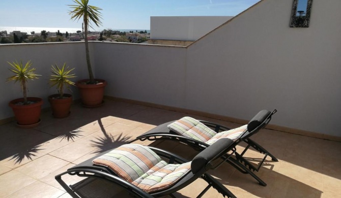 Apartamento con piscina y terraza con vista al mar