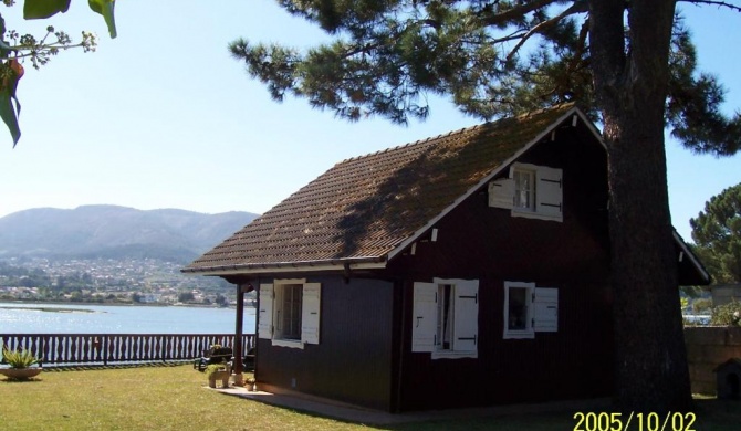 Casa de Madera Sobre el Mar