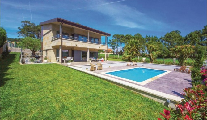 Amazing home in Pontevedra with 4 Bedrooms, Outdoor swimming pool and Swimming pool