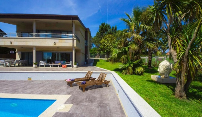 Luxurious Holiday Home with Swimming Pool at Sanxeno Galicia