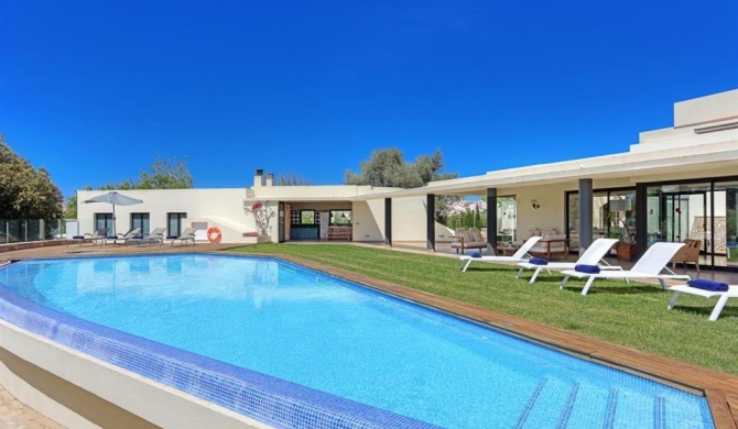 Alaior Villa Sleeps 8 with Pool Air Con and WiFi